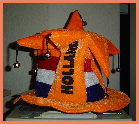 puscheliger orangefarbener Fußballhut